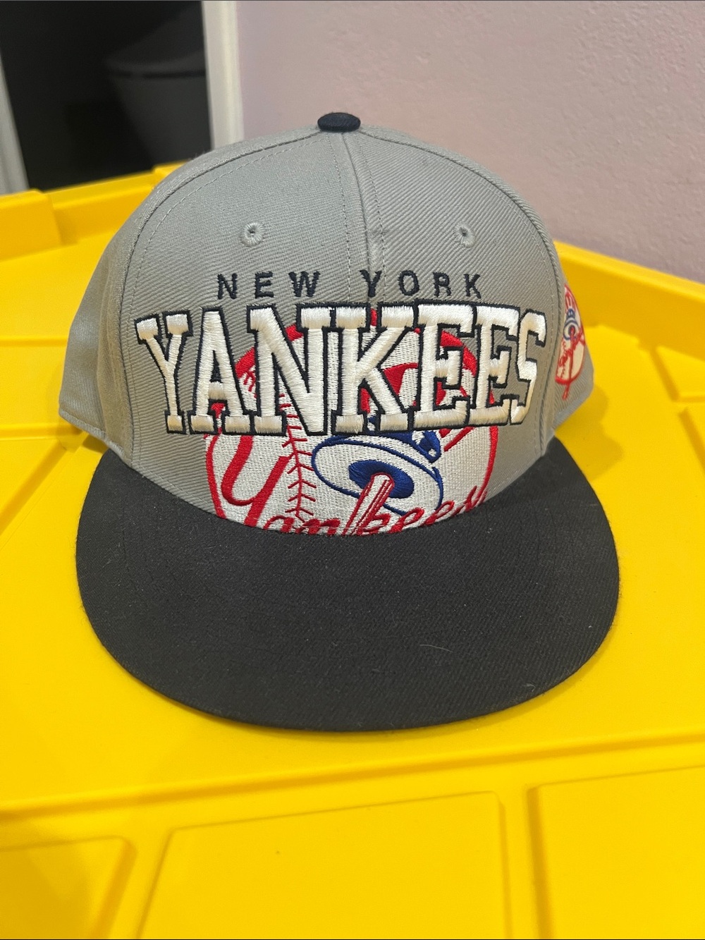 New York Yankees Grey & Black Embroidered Snapback Hat